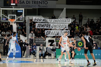 2022-04-09 - Trento fans celebrates the 500th game of Toto Forray - (Aquila Basket Dolomiti Trentino Energia) with Trento basketball club. - DOLOMITI ENERGIA TRENTINO VS HAPPY CASA BRINDISI - ITALIAN SERIE A - BASKETBALL