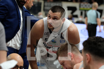 2022-04-09 - Alessandro Gentile - Happy Casa Brindisi during an time-out. - DOLOMITI ENERGIA TRENTINO VS HAPPY CASA BRINDISI - ITALIAN SERIE A - BASKETBALL
