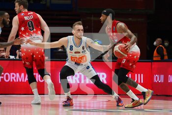 2022-04-16 - Malcom Delaney (AX Armani Exchange Olimpia Milano) thwarted by Arnas Velička (GeVi Basket Napoli)  - A|X ARMANI EXCHANGE MILANO VS GEVI NAPOLI - ITALIAN SERIE A - BASKETBALL
