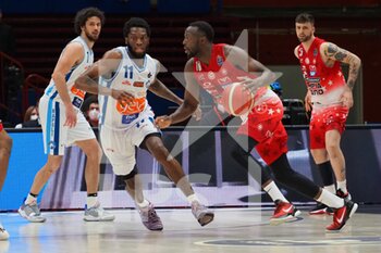 2022-04-16 - Jerian Grant (AX Armani Exchange Olimpia Milano) thwarted by Jordan Parks (GeVi Basket Napoli)  - A|X ARMANI EXCHANGE MILANO VS GEVI NAPOLI - ITALIAN SERIE A - BASKETBALL