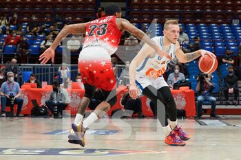 2022-04-16 - Arnas Velička (GeVi Basket Napoli) thwarted by Malcom Delaney (AX Armani Exchange Olimpia Milano)  - A|X ARMANI EXCHANGE MILANO VS GEVI NAPOLI - ITALIAN SERIE A - BASKETBALL