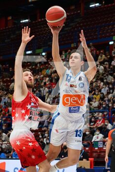 2022-04-16 - Pierpaolo Marini (GeVi Basket Napoli) thwarted by Sergio Rodriguez (AX Armani Exchange Olimpia Milano)  - A|X ARMANI EXCHANGE MILANO VS GEVI NAPOLI - ITALIAN SERIE A - BASKETBALL