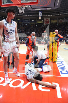 2022-04-16 - James Feldeine (Fortitudo Kigili Bologna)   leaves the pitch after being injured during the series A1 of italian LBA basketball championship match Kigili Fortitudo Bologna Vs. Dolomiti energia Trento at the Paladozza sports palace - Bologna, April 16, 2022 - Photo: Michele Nucci - FORTITUDO BOLOGNA VS DOLOMITI ENERGIA TRENTINO - ITALIAN SERIE A - BASKETBALL