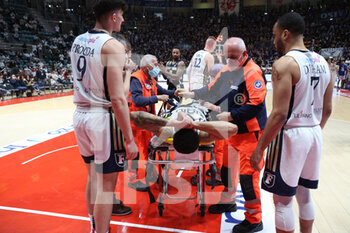 2022-04-16 - James Feldeine (Fortitudo Kigili Bologna)   leaves the pitch after being injured during the series A1 of italian LBA basketball championship match Kigili Fortitudo Bologna Vs. Dolomiti energia Trento at the Paladozza sports palace - Bologna, April 16, 2022 - Photo: Michele Nucci - FORTITUDO BOLOGNA VS DOLOMITI ENERGIA TRENTINO - ITALIAN SERIE A - BASKETBALL