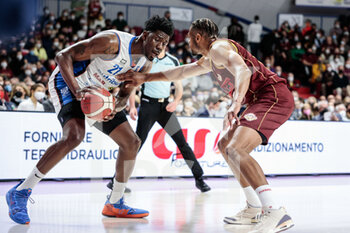 2022-04-24 - Henry Sims (Nutribullet Treviso Basket) and Jeff Brooks (Umana Reyer Venezia) - UMANA REYER VENEZIA VS NUTRIBULLET TREVISO BASKET - ITALIAN SERIE A - BASKETBALL