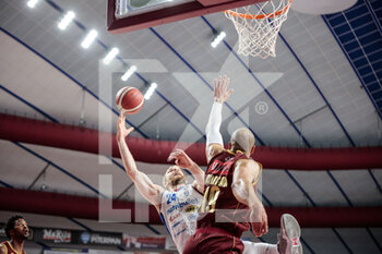 2022-04-24 - Michal Sokolowski (Nutribullet Treviso Basket) and Jordan Morgan (Umana Reyer Venezia) - UMANA REYER VENEZIA VS NUTRIBULLET TREVISO BASKET - ITALIAN SERIE A - BASKETBALL