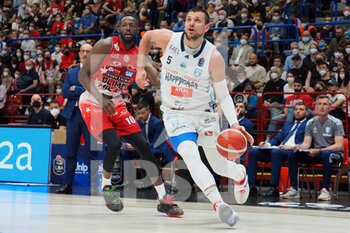 2022-05-01 - Alessandro Gentile (Happy Casa Brindisi) thwarted by Jerian Grant (AX Armani Exchange Olimpia Milano)  - A|X ARMANI EXCHANGE MILANO VS HAPPY CASA BRINDISI - ITALIAN SERIE A - BASKETBALL