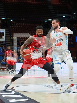 2022-05-01 - Troy Daniels from AX Armani Exchange Olimpia Milano thwarted by Alessandro Gentile (Happy Casa Brindisi)  - A|X ARMANI EXCHANGE MILANO VS HAPPY CASA BRINDISI - ITALIAN SERIE A - BASKETBALL