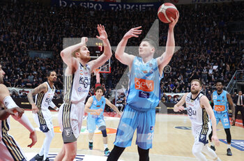 2022-05-01 - Arturas Gudaitis (Gevi Napoli Basket)  (R) thwarted by  \Geoffrey Groselle (Fortitudo Kigili Bologna) during the series A1 of italian LBA basketball championship match Kigili Fortitudo Bologna Vs. Gevi Napoli Basket at the Paladozza sports palace - Bologna, May 01, 2022 - Photo: Michele Nucci - FORTITUDO BOLOGNA VS GEVI NAPOLI - ITALIAN SERIE A - BASKETBALL