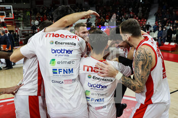 2022-01-15 - Roster Pallacanestro Varese OpenJobMetis celebrate the victory at the end of the match during the italian basketball LBA Lega Basket A 2021/22 Regular Season match between OpenJobMetis Varese and Umana Reyer Venezia at Enerxenia Arena, Varese, Italy on January 15, 2022 - OPENJOBMETIS VARESE VS UMANA REYER VENEZIA - ITALIAN SERIE A - BASKETBALL