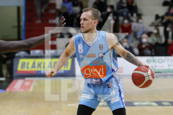 2022-03-09 - Arnas Velicka (Gevi Napoli Basket) in ball handling - VANOLI BASKET CREMONA VS GEVI NAPOLI - ITALIAN SERIE A - BASKETBALL
