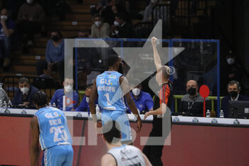 2022-03-09 - Technical Foul for Markis McDuffie (Gevi Napoli Basket) - VANOLI BASKET CREMONA VS GEVI NAPOLI - ITALIAN SERIE A - BASKETBALL