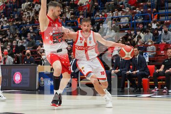 2022-03-26 - Giovanni De Nicolao (Openjobmetis Varese) thwarted by Tommaso Baldasso (AX Armani Exchange Olimpia Milano)  - A|X ARMANI EXCHANGE MILANO VS OPENJOBMETIS VARESE - ITALIAN SERIE A - BASKETBALL