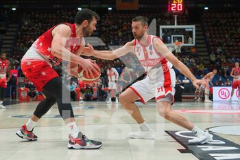 2022-03-26 - Giampaolo Ricci from AX Armani Exchange Olimpia Milano thwarted by Giancarlo Ferrero (Openjobmetis Varese)  - A|X ARMANI EXCHANGE MILANO VS OPENJOBMETIS VARESE - ITALIAN SERIE A - BASKETBALL