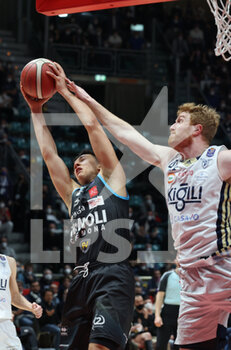 2022-04-03 - Matteo Spagnolo (Vanoli basket Cremona) (L) thwarted by  Geoffrey Groselle (Fortitudo Kigili Bologna) during the series A1 italian LBA basketball championship match Kigili Fortitudo Bologna Vs. Vanoli basket Cremona at the Paladozza sports palace - Bologna, April 3, 2022 - Photo: Michele Nucci - FORTITUDO BOLOGNA VS VANOLI BASKET CREMONA - ITALIAN SERIE A - BASKETBALL