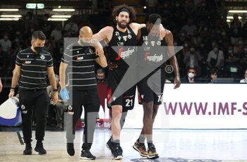2022-05-15 - Tornike Shengelia (Segafredo Virtus Bologna) leaves the field after being injured during game 1 of the playoffs of the Italian basketball championship series A1 Segafredo Virtus Bologna Vs. Carpegna Prosciutto Pesaro at the Segafredo Arena - Bologna, May 15, 2022 - Photo: Michele Nucci - PLAYOFF - VIRTUS SEGAFREDO BOLOGNA VS CARPEGNA PROSCIUTTO PESARO - ITALIAN SERIE A - BASKETBALL