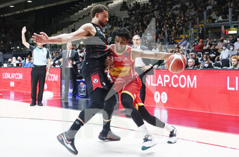 2022-05-15 - Doron Lamb (Carpegna Prosciutto Pesaro) (R) thwarted by  Kyle Weems (Segafredo Virtus Bologna) during game 1 of the playoffs of the Italian basketball championship series A1 Segafredo Virtus Bologna Vs. Carpegna Prosciutto Pesaro at the Segafredo Arena - Bologna, May 15, 2022 - Photo: Michele Nucci - PLAYOFF - VIRTUS SEGAFREDO BOLOGNA VS CARPEGNA PROSCIUTTO PESARO - ITALIAN SERIE A - BASKETBALL