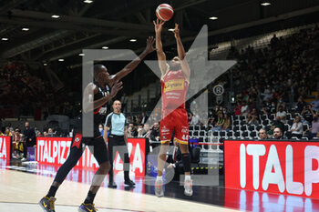 2022-05-15 - Vincent Laron Sanford (Carpegna Prosciutto Pesaro) (R) thwarted by  Kevin Hervey (Segafredo Virtus Bologna) during game 1 of the playoffs of the Italian basketball championship series A1 Segafredo Virtus Bologna Vs. Carpegna Prosciutto Pesaro at the Segafredo Arena - Bologna, May 15, 2022 - Photo: Michele Nucci - PLAYOFF - VIRTUS SEGAFREDO BOLOGNA VS CARPEGNA PROSCIUTTO PESARO - ITALIAN SERIE A - BASKETBALL