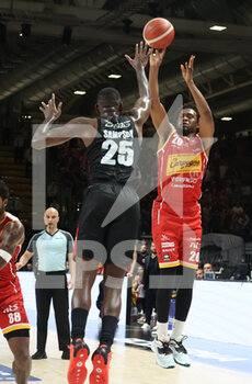 2022-05-15 - Doron Lamb (Carpegna Prosciutto Pesaro) (R) thwarted by  Jakarr Sampson (Segafredo Virtus Bologna) during game 1 of the playoffs of the Italian basketball championship series A1 Segafredo Virtus Bologna Vs. Carpegna Prosciutto Pesaro at the Segafredo Arena - Bologna, May 15, 2022 - Photo: Michele Nucci - PLAYOFF - VIRTUS SEGAFREDO BOLOGNA VS CARPEGNA PROSCIUTTO PESARO - ITALIAN SERIE A - BASKETBALL