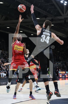 2022-05-15 - Doron Lamb (Carpegna Prosciutto Pesaro) (L) thwarted by  Kyle Weems (Segafredo Virtus Bologna) during game 1 of the playoffs of the Italian basketball championship series A1 Segafredo Virtus Bologna Vs. Carpegna Prosciutto Pesaro at the Segafredo Arena - Bologna, May 15, 2022 - Photo: Michele Nucci - PLAYOFF - VIRTUS SEGAFREDO BOLOGNA VS CARPEGNA PROSCIUTTO PESARO - ITALIAN SERIE A - BASKETBALL