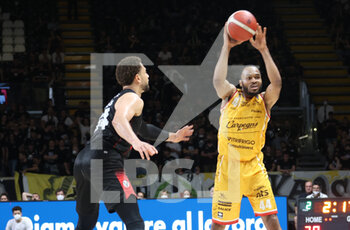2022-05-17 - Vincent Laron Sanford (Carpegna Prosciutto Pesaro) (R) thwarted by  \Kyle Weems (Segafredo Virtus Bologna) during game 2 of the quarter-finals of the championship playoffs
Italian basketball series A1 Segafredo Virtus Bologna Vs. Carpegna Prosciutto Pesaro at the Segafredo Arena - Bologna, May 17, 2022 - Photo: Michele Nucci - PALYOFF - VIRTUS SEGAFREDO BOLOGNA VS CARPEGNA PROSCIUTTO PESARO - ITALIAN SERIE A - BASKETBALL
