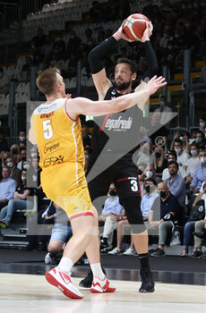 2022-05-17 - Marco Belinelli (Segafredo Virtus Bologna) (R) thwarted by  Mareks Mejeris (Carpegna Prosciutto Pesaro) during game 2 of the quarter-finals of the championship playoffs
Italian basketball series A1 Segafredo Virtus Bologna Vs. Carpegna Prosciutto Pesaro at the Segafredo Arena - Bologna, May 17, 2022 - Photo: Michele Nucci - PALYOFF - VIRTUS SEGAFREDO BOLOGNA VS CARPEGNA PROSCIUTTO PESARO - ITALIAN SERIE A - BASKETBALL