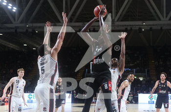 2022-05-27 - Kevin Hervey (Segafredo Virtus Bologna) (R) thwarted by  Jalen Cannon (Bertram Derthona Basket Tortona) during game 1 of the semi-finals of the championship playoffs
Italian basketball series A1 Segafredo Virtus Bologna Vs. Bertram Derthon tortona Basket tortona at the Segafredo Arena - Bologna, May 27, 2022 - Photo: Michele Nucci - VIRTUS SEGAFREDO BOLOGNA VS BERTRAM DERTHONA TORTONA - ITALIAN SERIE A - BASKETBALL