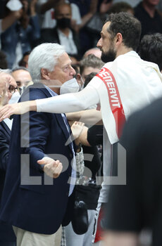 2022-05-29 - Massimo Zanetti (owner of Segafredo Virtus Bologna) and Marco Belinelli (Segafredo Virtus Bologna) at the end of game 2 of the semi-finals of the championship playoffs
Italian basketball series A1 Segafredo Virtus Bologna Vs. Bertram Derthona Tortona  Basket at the Segafredo Arena - Bologna, May 29, 2022 - Photo: Michele Nucci - VIRTUS SEGAFREDO BOLOGNA VS BERTRAM DERTHONA TORTONA - ITALIAN SERIE A - BASKETBALL