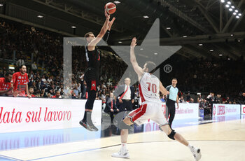 2022-06-08 - Kyle Weems (Segafredo Virtus Bologna) (L) thwarted by  Luigi Datome (Armani Exchange Milano) during game 1 of the finals of the championship playoffs Italian basketball series A1 Segafredo Virtus Bologna Vs. Armani Exchange Olimpia Milano at the Segafredo Arena - Bologna, June 8, 2022 - Photo: Michele Nucci - VIRTUS SEGAFREDO BOLOGNA VS AX ARMANI EXCHANGE MILANO - ITALIAN SERIE A - BASKETBALL
