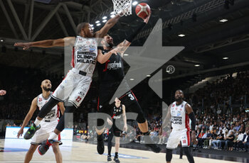 2022-06-08 - Marco Belinelli (Segafredo Virtus Bologna) (R) thwarted by  Devon Hall (Armani Exchange Milano) during game 1 of the finals of the championship playoffs Italian basketball series A1 Segafredo Virtus Bologna Vs. Armani Exchange Olimpia Milano at the Segafredo Arena - Bologna, June 8, 2022 - Photo: Michele Nucci - VIRTUS SEGAFREDO BOLOGNA VS AX ARMANI EXCHANGE MILANO - ITALIAN SERIE A - BASKETBALL