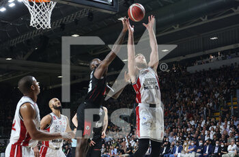 2022-06-10 - Jakarr Sampson (Segafredo Virtus Bologna) (L) thwarted by  \Nicolo' Melli (Armani Exchange Milano)  during game 2 of the finals of the championship playoffs Italian basketball series A1 Segafredo Virtus Bologna Vs. Armani Exchange Olimpia Milano at the Segafredo Arena - Bologna, June 10, 2022 - Photo: Michele Nucci - VIRTUS SEGAFREDO BOLOGNA VS AXARMANI EXCHANGE MILANO - ITALIAN SERIE A - BASKETBALL