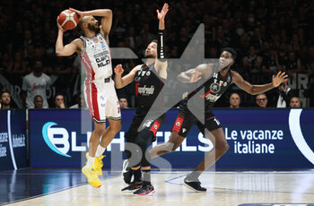 2022-06-10 - Shavon Shields (Armani Exchange Milano) (L) thwarted by  Kyle Weems (Segafredo Virtus Bologna) during game 2 of the finals of the championship playoffs Italian basketball series A1 Segafredo Virtus Bologna Vs. Armani Exchange Olimpia Milano at the Segafredo Arena - Bologna, June 10, 2022 - Photo: Michele Nucci - VIRTUS SEGAFREDO BOLOGNA VS AXARMANI EXCHANGE MILANO - ITALIAN SERIE A - BASKETBALL