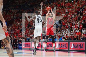 2022-06-14 - Giampaolo Ricci from AX Armani Exchange Olimpia Milano thwarted by JaKarr Sampson (Virtus Segafredo Bologna)  - GAME 4 FINAL - AX ARMANI EXCHANGE MILANO VS VIRTUS SEGAFREDO BOLOGNA - ITALIAN SERIE A - BASKETBALL