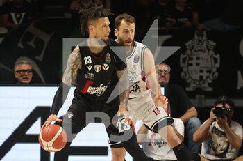 2022-06-16 - Daniel Hackett (Segafredo Virtus Bologna) (L) thwarted by  Sergio Rodriguez (Armani Exchange Milano) during game 5 finals of the Italian basketball series A1 championship Segafredo Virtus Bologna Vs. Armani Exchange Olimpia Milano at Segafredo Arena - Bologna, June 16, 2022 - Photo: Michele Nucci - GAME 5 FINAL - VIRTUS SEGAFREDO BOLOGNA VS AX ARMANI EXCHANGE MILANO - ITALIAN SERIE A - BASKETBALL