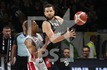 2022-06-16 - Kyle Weems (Segafredo Virtus Bologna) (R) thwarted by  Devon Hall (Armani Exchange Milano) during game 5 finals of the Italian basketball series A1 championship Segafredo Virtus Bologna Vs. Armani Exchange Olimpia Milano at Segafredo Arena - Bologna, June 16, 2022 - Photo: Michele Nucci - GAME 5 FINAL - VIRTUS SEGAFREDO BOLOGNA VS AX ARMANI EXCHANGE MILANO - ITALIAN SERIE A - BASKETBALL
