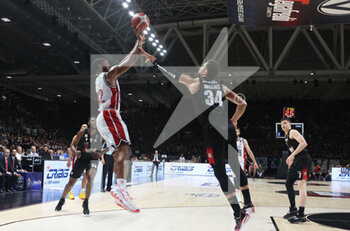 2022-06-16 - Kyle Hines (Armani Exchange Milano) s\thwarted by  Kyle Weems (Segafredo Virtus Bologna) during game 5 finals of the Italian basketball series A1 championship Segafredo Virtus Bologna Vs. Armani Exchange Olimpia Milano at Segafredo Arena - Bologna, June 16, 2022 - Photo: Michele Nucci - GAME 5 FINAL - VIRTUS SEGAFREDO BOLOGNA VS AX ARMANI EXCHANGE MILANO - ITALIAN SERIE A - BASKETBALL