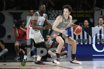 2022-06-16 - Alessandro Pajola (Segafredo Virtus Bologna) (R) thwarted by  \Jerian Grant (Armani Exchange Milano) during game 5 finals of the Italian basketball series A1 championship Segafredo Virtus Bologna Vs. Armani Exchange Olimpia Milano at Segafredo Arena - Bologna, June 16, 2022 - Photo: Michele Nucci - GAME 5 FINAL - VIRTUS SEGAFREDO BOLOGNA VS AX ARMANI EXCHANGE MILANO - ITALIAN SERIE A - BASKETBALL