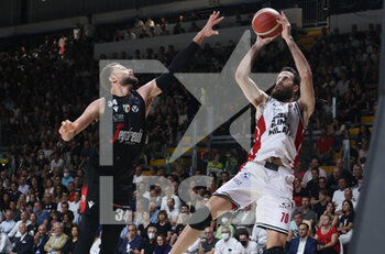 2022-06-16 - Luigi Datome (Armani Exchange Milano) d\thwarted by  Kyle Weems (Segafredo Virtus Bologna) during game 5 finals of the Italian basketball series A1 championship Segafredo Virtus Bologna Vs. Armani Exchange Olimpia Milano at Segafredo Arena - Bologna, June 16, 2022 - Photo: Michele Nucci - GAME 5 FINAL - VIRTUS SEGAFREDO BOLOGNA VS AX ARMANI EXCHANGE MILANO - ITALIAN SERIE A - BASKETBALL