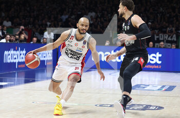 2022-06-16 - Shavon Shields (Armani Exchange Milano) (L) thwarted by  Kyle Weems (Segafredo Virtus Bologna) during game 5 finals of the Italian basketball series A1 championship Segafredo Virtus Bologna Vs. Armani Exchange Olimpia Milano at Segafredo Arena - Bologna, June 16, 2022 - Photo: Michele Nucci - GAME 5 FINAL - VIRTUS SEGAFREDO BOLOGNA VS AX ARMANI EXCHANGE MILANO - ITALIAN SERIE A - BASKETBALL