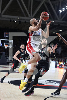2022-06-16 - Shavon Shields (Armani Exchange Milano) (L) thwarted by  Kyle Weems (Segafredo Virtus Bologna) during game 5 finals of the Italian basketball series A1 championship Segafredo Virtus Bologna Vs. Armani Exchange Olimpia Milano at Segafredo Arena - Bologna, June 16, 2022 - Photo: Michele Nucci - GAME 5 FINAL - VIRTUS SEGAFREDO BOLOGNA VS AX ARMANI EXCHANGE MILANO - ITALIAN SERIE A - BASKETBALL