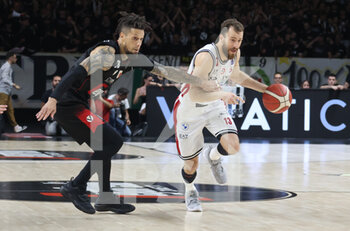 2022-06-16 - Daniel Hackett (Segafredo Virtus Bologna) (L) thwarted by  Sergio Rodriguez (Armani Exchange Milano) during game 5 finals of the Italian basketball series A1 championship Segafredo Virtus Bologna Vs. Armani Exchange Olimpia Milano at Segafredo Arena - Bologna, June 16, 2022 - Photo: Michele Nucci - GAME 5 FINAL - VIRTUS SEGAFREDO BOLOGNA VS AX ARMANI EXCHANGE MILANO - ITALIAN SERIE A - BASKETBALL