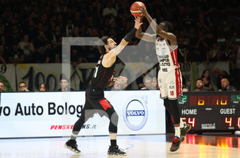 2022-06-16 - Tornike Shengelia (Segafredo Virtus Bologna) (L) thwarted by  Jerian Grant (Armani Exchange Milano) during game 5 finals of the Italian basketball series A1 championship Segafredo Virtus Bologna Vs. Armani Exchange Olimpia Milano at Segafredo Arena - Bologna, June 16, 2022 - Photo: Michele Nucci - GAME 5 FINAL - VIRTUS SEGAFREDO BOLOGNA VS AX ARMANI EXCHANGE MILANO - ITALIAN SERIE A - BASKETBALL