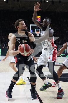 2022-06-16 - Kyle Weems (Segafredo Virtus Bologna) (L) thwarted by  \Jerian Grant (Armani Exchange Milano) during game 5 finals of the Italian basketball series A1 championship Segafredo Virtus Bologna Vs. Armani Exchange Olimpia Milano at Segafredo Arena - Bologna, June 16, 2022 - Photo: Michele Nucci - GAME 5 FINAL - VIRTUS SEGAFREDO BOLOGNA VS AX ARMANI EXCHANGE MILANO - ITALIAN SERIE A - BASKETBALL