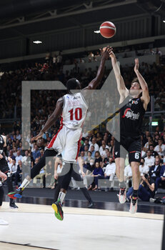 2022-06-16 - Alessandro Pajola (Segafredo Virtus Bologna) (R) thwarted by  Jerian Grant (Armani Exchange Milano) during game 5 finals of the Italian basketball series A1 championship Segafredo Virtus Bologna Vs. Armani Exchange Olimpia Milano at Segafredo Arena - Bologna, June 16, 2022 - Photo: Michele Nucci - GAME 5 FINAL - VIRTUS SEGAFREDO BOLOGNA VS AX ARMANI EXCHANGE MILANO - ITALIAN SERIE A - BASKETBALL