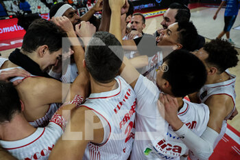 02/10/2022 - Roster of Pallacanestro Varese OpenJobMetis celebrate the victory at the end of the match during the italian basketball LBA Lega Basket A 2022/23 Regular Season match between OpenJobMetis Varese and Dinamo Sassari Banco di Sardegna at Enerxenia Arena, Varese, Italy on October 02, 2022 - OPENJOBMETIS VARESE VS BANCO DI SARDEGNA SASSARI - SERIE A - BASKET