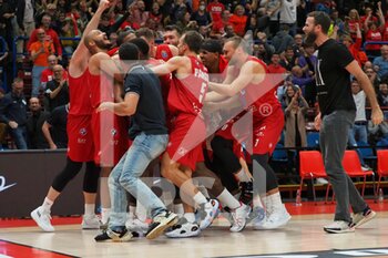 2022-10-16 - (EA7 Emporio Armani Olimpia Milano Players and staff celebrate the victory at the last second - EA7 EMPORIO ARMANI MILANO VS HAPPY CASA BRINDISI - ITALIAN SERIE A - BASKETBALL