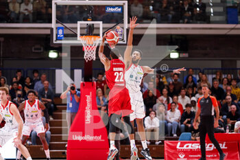 2022-10-22 - Markel Brown (Openjobmetis Varese), Mikael Hopkins (Unahotels Pallacanestro Reggiana) - UNAHOTELS REGGIO EMILIA VS OPENJOBMETIS VARESE - ITALIAN SERIE A - BASKETBALL