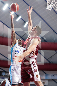 2022-11-06 - David Michineau (GeVi Napoli Basket) and Michael Bramos (Umana Reyer Venezia) - UMANA REYER VENEZIA VS GEVI NAPOLI BASKET - ITALIAN SERIE A - BASKETBALL
