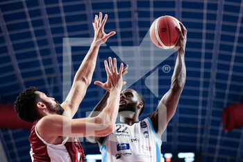 2022-11-06 - Mitchell Watt (Umana Reyer Venezia) and Jacorey Williams (GeVi Napoli Basket) - UMANA REYER VENEZIA VS GEVI NAPOLI BASKET - ITALIAN SERIE A - BASKETBALL