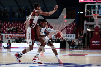 2022-11-06 - David Michineau (GeVi Napoli Basket) and Jeff Brooks (Umana Reyer Venezia) - UMANA REYER VENEZIA VS GEVI NAPOLI BASKET - ITALIAN SERIE A - BASKETBALL